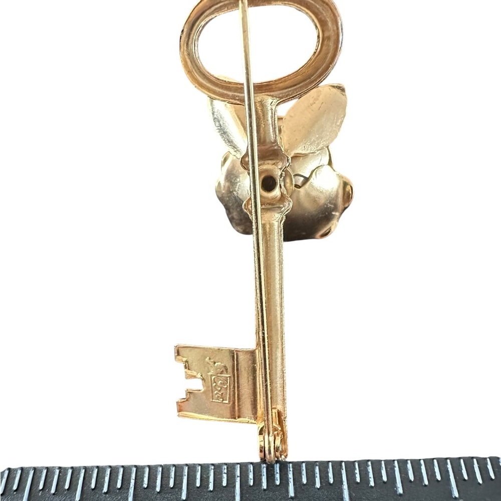Gold Key Brooch with‎ Flower Design - Picture 3 of 5